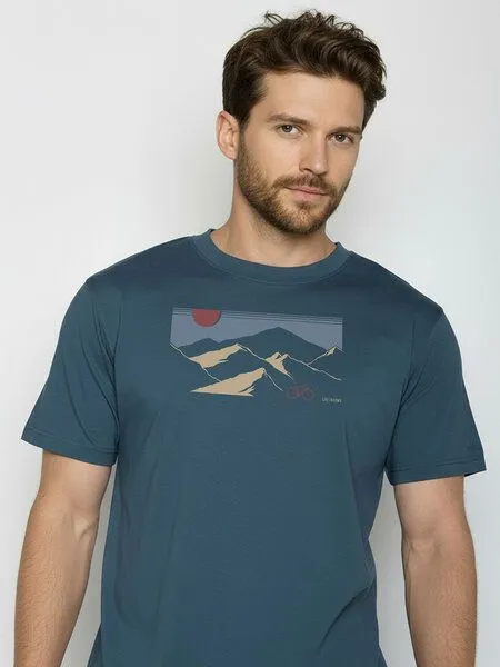 GreenBomb GREENBOMB Mountain Tour Fusion - Lässiges Oversize-T-Shirt aus Bio-Baumwolle / hochwertiger Print / GOTS / Fair & Vegan, Blau (blue pine), – Produktbild 2 von 4