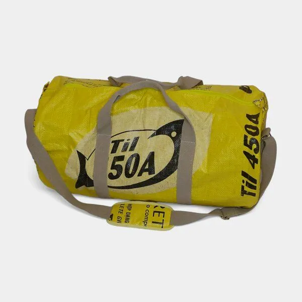 REFISHED fair fashion REFISHED fair fashion Tasche 'SPORTY BAG' - upcycelte Fischfuttersäcke, #fish gelb-til (gelb), – Produktbild 1 von 3