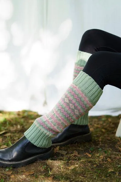 Haus of Namaste Haus of Namaste Beinstulpen aus 100 % Lammwolle im Fair-Isle-Muster | Rosa und Grün – Produktbild 2 von 3