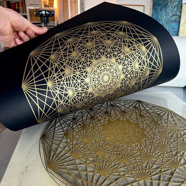 Veskor Cassiopeia Veskor Cassiopeia DEMIHEPTERAKT Heilige Geometrie Linoldruck | 50 × 50 cm | Gold auf Schwarz – Produktbild 3 von 4