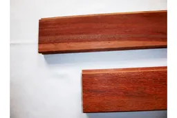 woodstore24 woodstore24 Bongossi Pferdestallbohlen 32 x 120 mm, allseitig gehobelt, 10 mm Nut gefast und gekappt, mit Nut und Feder – Produktbild 1 von 1