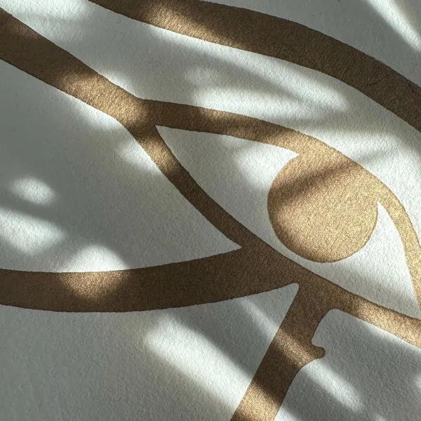 Veskor Cassiopeia Veskor Cassiopeia AUGE DES RA Symbol Hieroglyphen Linoldruck | 21 x 14,8 cm (A5 quer) | Gold auf Weiß – Produktbild 2 von 4