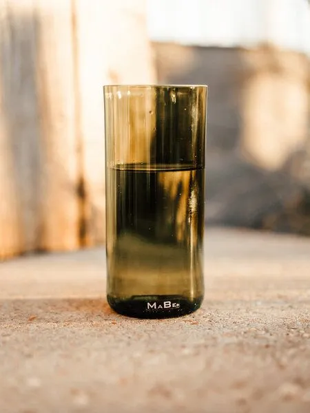 MaBe MaBe Glas 700ml - für den großen Durst - UPCYCLING, Oliv, – Produktbild 1 von 4