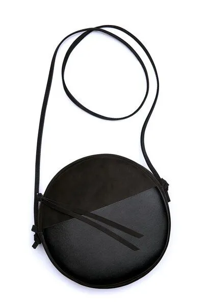 ELEKTROPULLI Runde Schultertasche RUT aus Leder von ElektroPulli, Schwarz matt / schwarz glatt, – Produktbild 1 von 2