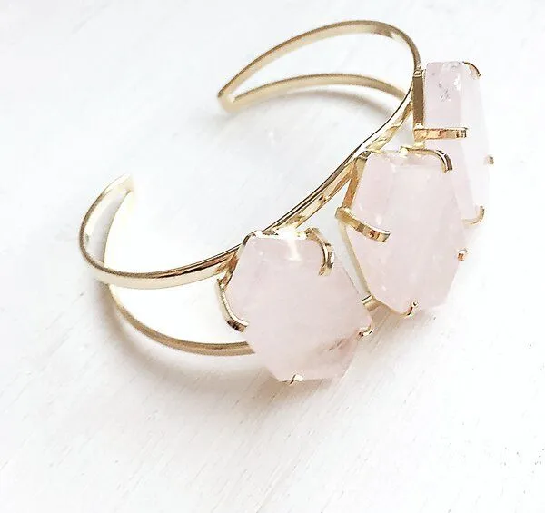Crystal and Sage Rosenquarz Armreif von Crystal and Sage, Gold, – Produktbild 1 von 3