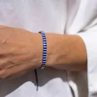 juni juni Gestreiftes Perlenarmband "Coco" rouge und bleu im Breton Stil - in rot oder blau, Blau, – Produktbild 1 von 2
