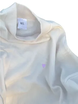 noemvri fashion label noemvri fashion label oversized Sweatshirt Turtleneck mit einem Herz auf der Brust – Produktbild 1 von 1