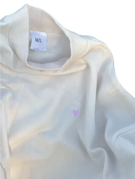 noemvri fashion label noemvri fashion label oversized Sweatshirt Turtleneck mit einem Herz auf der Brust, Beige mit hell lilanem herz, – Produktbild 1 von 2