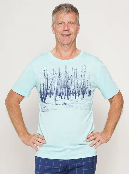 Peaces.bio - handbedruckte Biomode Peaces.bio - handbedruckte Biomode Lieber Wieder Shirt Herren Woodland, Hellblau, – Produktbild 2 von 3