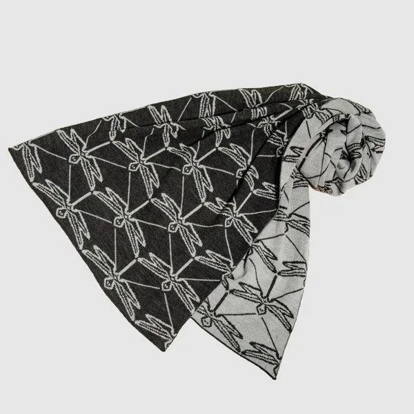 LANARTO slow fashion LANARTO slow fashion Schal Muster 'Libelle' zweifarbig gestrickt aus Merinowolle, Grau (hell&dunkel), – Produktbild 2 von 3