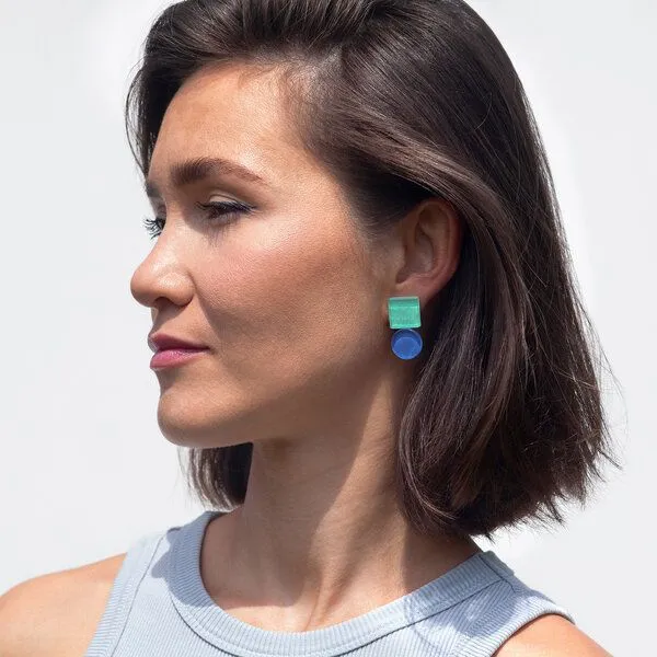 ALEXASCHA ALEXASCHA Geometrische Statement Ohrringe aus Glas | Bauhaus Design | 16 Farbkombinationen, Mint & blau, – Produktbild 2 von 4