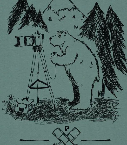 päfjes päfjes Foto T-Shirt | Fotokamera analogfotografie mit Bär - Unisex Männer Bio Siebdruck Shirt, Grün (green bay), – Produktbild 3 von 3