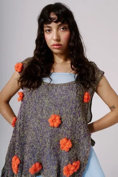 KnitToChange KnitToChange Handgestrickte Weste mit 3D-Blüten und seitlicher Bindung – Produktbild 2 von 4