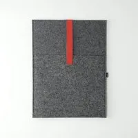 matilda k manufaktur matilda k. manufaktur Minimalistische Laptophülle aus Wollfilz 'max' mit Einsteckfach | für MacBook |Air| Pro 13|14|15|16 Zoll, Dunkelgrau-rot, – Produktbild 1 von 1