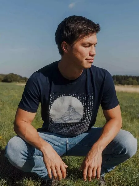 Kultgut Kultgut Artdesign - Klassik Shirt 100% Biobaumwolle / Abstract Mountain, Dunkelblau, – Produktbild 2 von 4