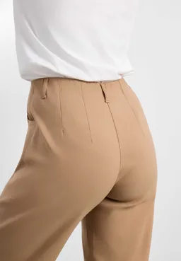LAURIE LAURIE Damen vegan Hose Donna Locker Sitzend Kurz Farbe Nougat – Produktbild 1 von 1
