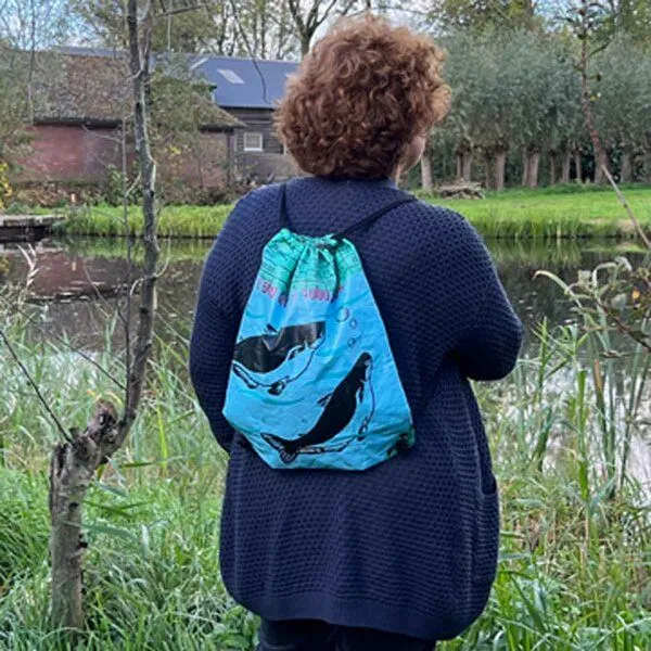 MoreThanHip MoreThanHip Rucksack mit Kordelzug aus recycelten Fischfüttersäcken - Chenda, Blau - fische, – Produktbild 2 von 4