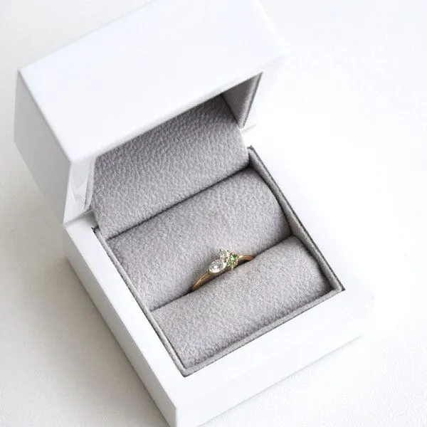 Eppi Eppi Zarter Ring mit Moissaniten und Tsavorit-Granaten Lowri, Gelb, – Produktbild 4 von 4