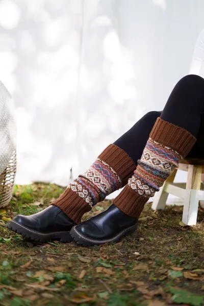 Haus of Namaste Haus of Namaste Beinstulpen aus 100 % Lammwolle im Fair-Isle-Muster | Braune und erdige Töne – Produktbild 2 von 3