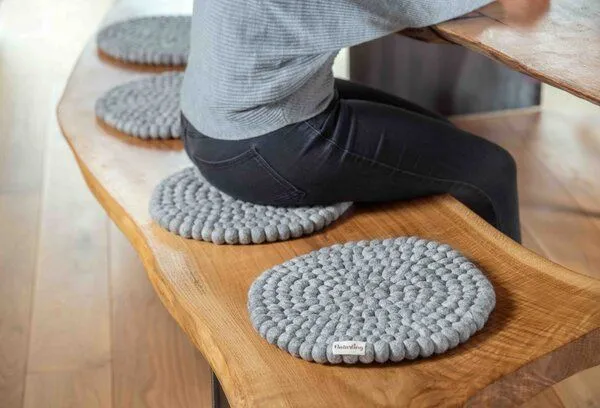 naturling naturling Filzkugel Sitzkissen rund 34cm aus 100% Schurwolle, Grau, – Produktbild 3 von 4