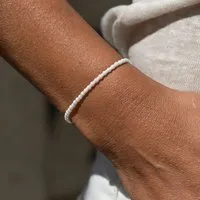 juni juni Veganes Perlenarmband cremeweiss - optional als Set mit passendem Fußkettchen – Produktbild 1 von 1