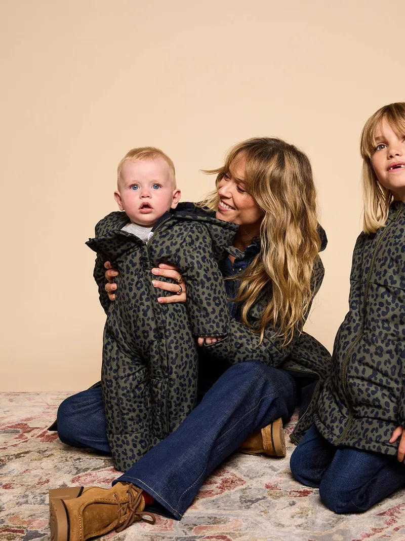 Envie De Fraise Baby Wendeoverall Rain is joy ENVIE DE FRAISE Mama-Tochter-Capsule leo, Khaki leo, – Produktbild 1 von 4