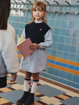 Vertbaudet Vertbaudet 2-in-1-Hemdblusenkleid mit Pullunder Mädchen personalisierbar – Produktbild 1 von 1