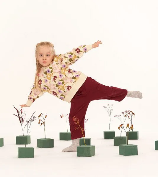 Sense Organics & friends in cooperation with GARY MASH Sense Organics & friends in cooperation with GARY MASH Kinder Sweatshirt aus Bio-Baumwolle, Blumen (beige), – Produktbild 3 von 4