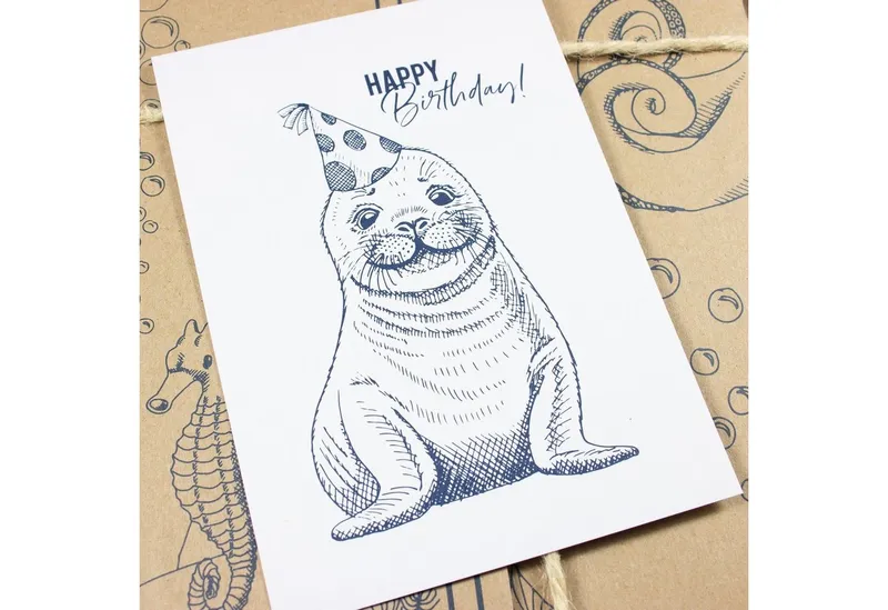 Bow & Hummingbird Bow & Hummingbird Postkarte "Happy Birthday Seehund" – Produktbild 6 von 6