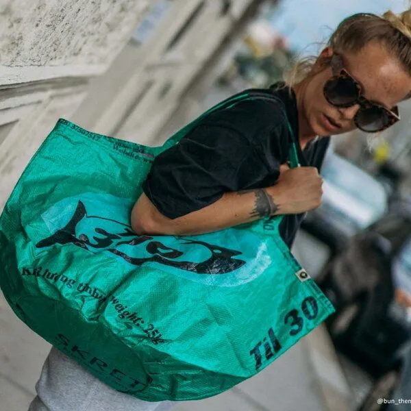 REFISHED fair fashion REFISHED fair fashion Tasche 'SOULMATE' - upcycelte Fischfuttersäcke, #fish gruen-til, – Produktbild 3 von 6