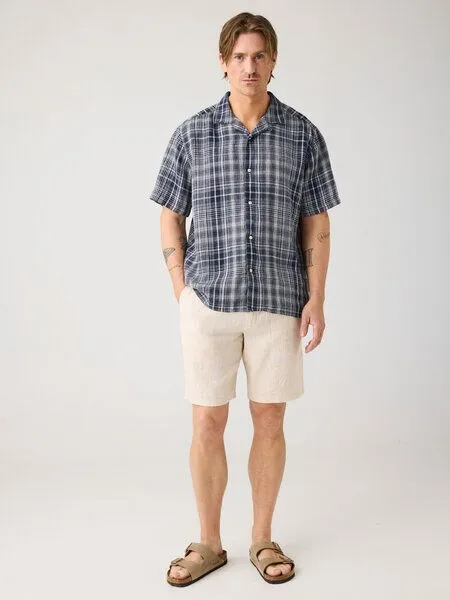 KnowledgeCotton Apparel KnowledgeCotton Apparel Leinenshorts - Loose linen shorts - VEGAN - aus Bio-Leinen, Beige-yarndyed (light feather), – Produktbild 1 von 4
