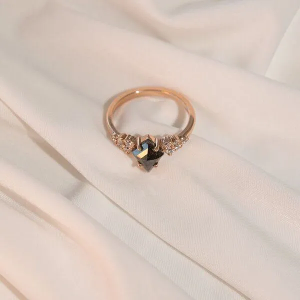 Eppi Eppi Goldener Ring mit einem Salt and Pepper Diamanten in Kite-Form Bret, Rosa, – Produktbild 2 von 4