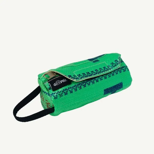 GOOPSI GOOPSI Futterdummy, Apportierspielzeug für Hunde, Upcycling aus Reissack, 19x8 cm, Grün, – Produktbild 1 von 4