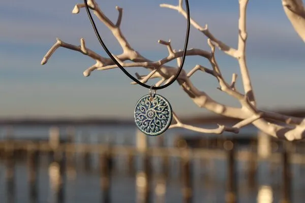 Schönes aus Indochina Schönes aus Indochina Schmuck aus Keramik, Anhänger Blume und Fächer am Kautschukcollier, Grün, – Produktbild 2 von 3
