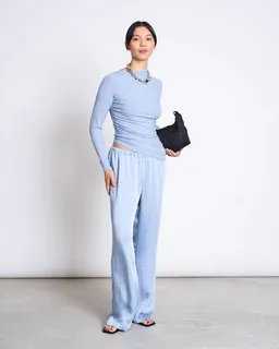 JAN N JUNE JAN 'N JUNE Damen vegan Langarm-Shirt Tove Mit Asymmetrischem Schnitt Mittelblau – Produktbild 1 von 1