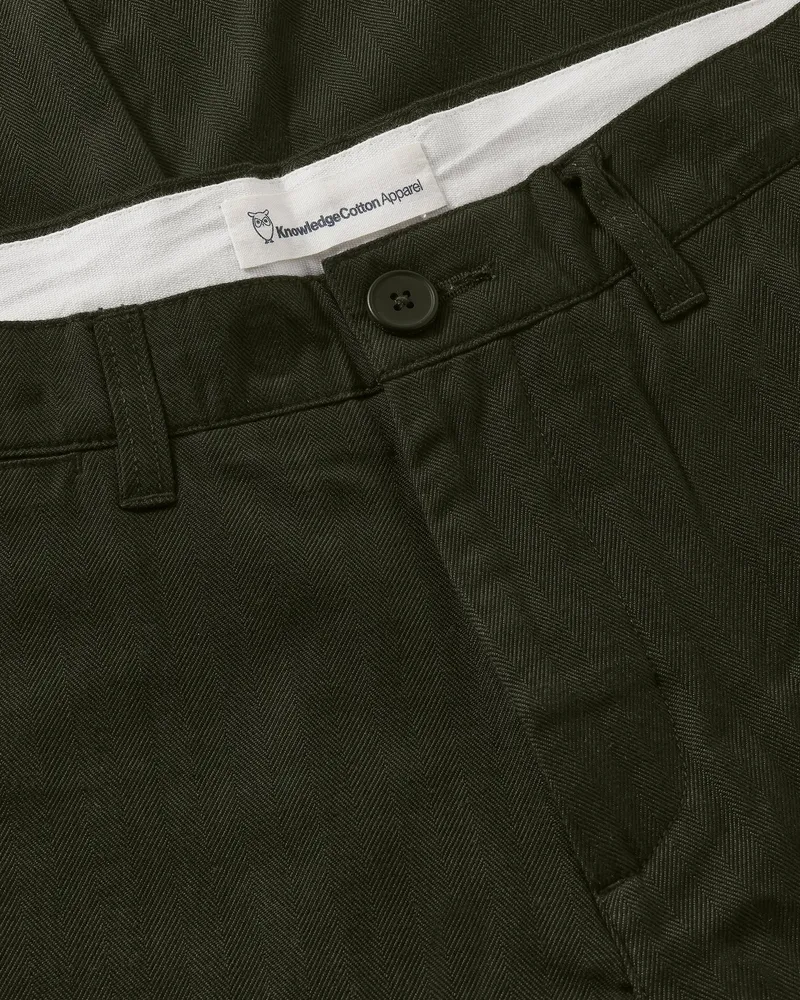 KnowledgeCotton Apparel KnowledgeCotton Apparel Herren vegan Hose Chuck Regular Herringbone Forest Nachtgrün, Grün, – Produktbild 2 von 2
