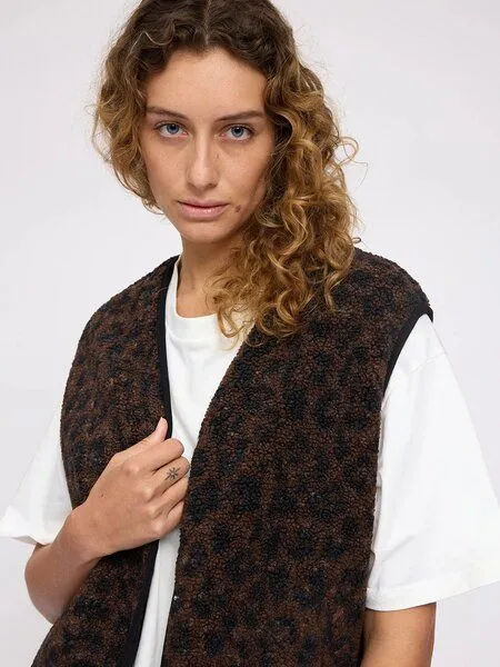 Mazine Mazine Printed Teddy Weste mit Leo-Muster, Chocolate brown (braun), – Produktbild 2 von 3