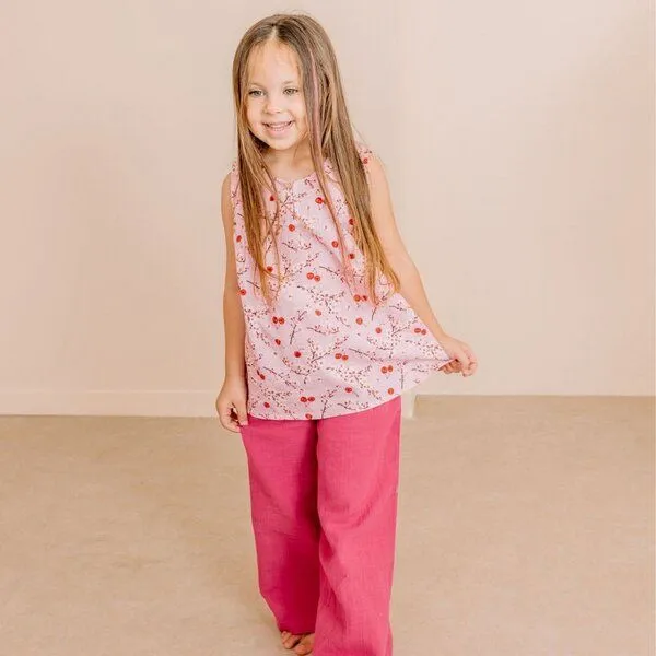 Walkiddy Kinderhose aus Bio-Baumwolle „Carmine“ pink, weiche Sweatpants von Walkiddy für Alltag & Spielplatz – nachhaltige, hautfreundliche & langlebige Qualität von Walkiddy, Blau, – Produktbild 1 von 3