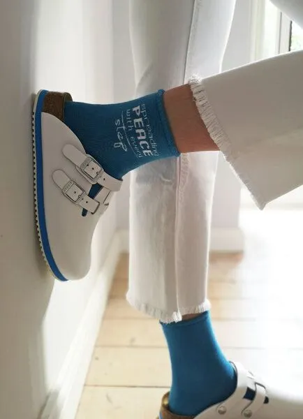 SPARKLES OF LIGHT SPARKLES OF LIGHT SPREADING PEACE Unisex Plüschsocken aus Biobaumwolle, Blau, – Produktbild 1 von 4