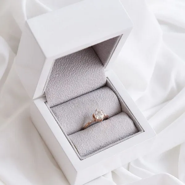 Eppi Eppi Verlobungsring mit Hexagon Moissanit und Pear Moissaniten Seydou, Weiss, – Produktbild 4 von 4
