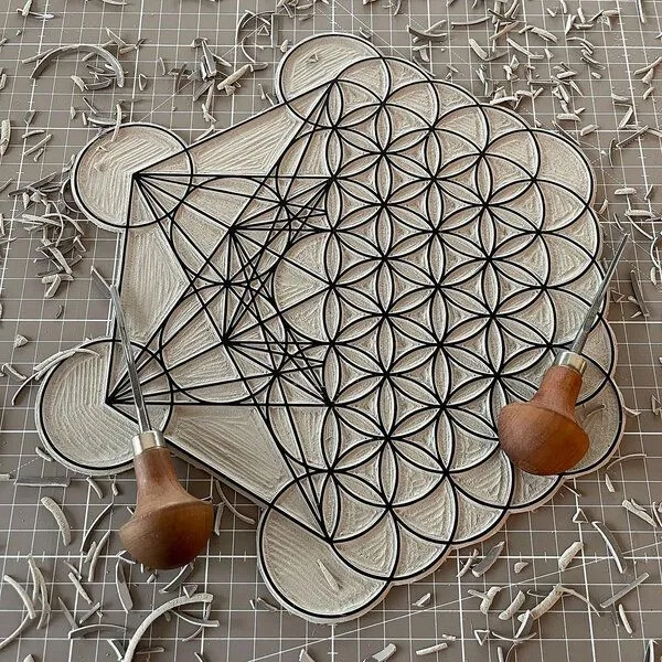 Veskor Cassiopeia Veskor Cassiopeia METAFLOWER Heilige Geometrie Linoldruck | 35 × 35 cm | Gold auf Schwarz – Produktbild 2 von 4