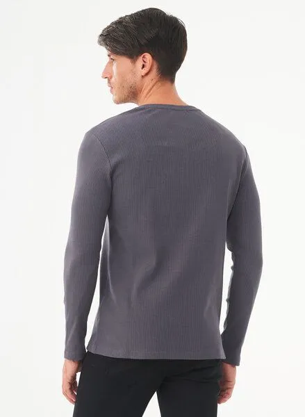 ORGANICATION ORGANICATION Geripptes Henley Langarmshirt aus Bio-Baumwolle, Asphalt, – Produktbild 4 von 4