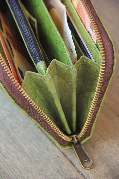 BY COPALA BY COPALA Portemonnaie aus recycelten Blättern / Nachhaltige vegane Brieftasche in grün – Produktbild 3 von 8