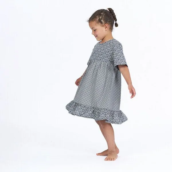 Sense Organics sense-organics Mädchenkleid mit Wellendruck, Modell NURIA, Abstrakter wellen-druck auf blaugrau, – Produktbild 2 von 2