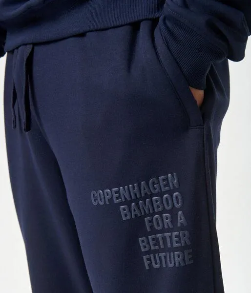 Copenhagen Bamboo Marineblaue Bambus-Sweatpants mit Logo – Produktbild 2 von 4