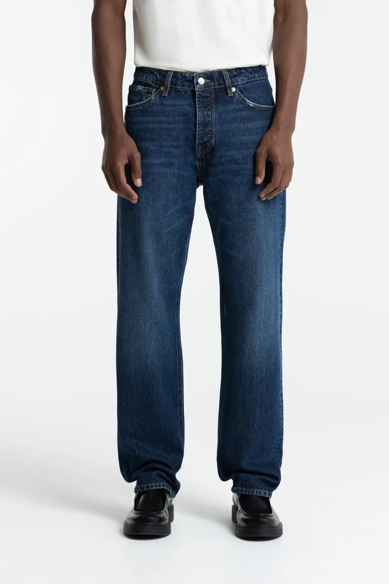 Kings Of Indigo Kings of Indigo Herren vegan Jeans Roy Loose Leg Dunkelblau, Dunkelblau, – Produktbild 1 von 2