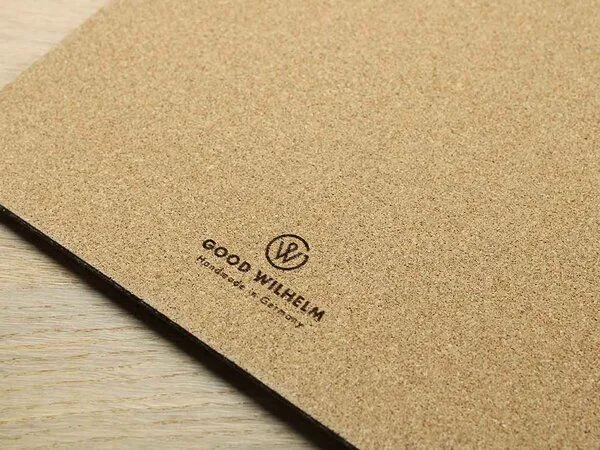 GOOD WILHELM GOOD WILHELM Mauspad aus Linoleum mit Korkunterseite – ROBERT (100% Natürlich, vegan), Burgundy, – Produktbild 4 von 4
