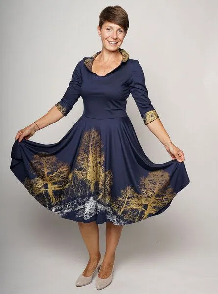 Peaces.bio - handbedruckte Biomode Peaces.bio - handbedruckte Biomode Tanzkleid Baumgeschwister in Nachtblau, Nachtblau, – Produktbild 2 von 4