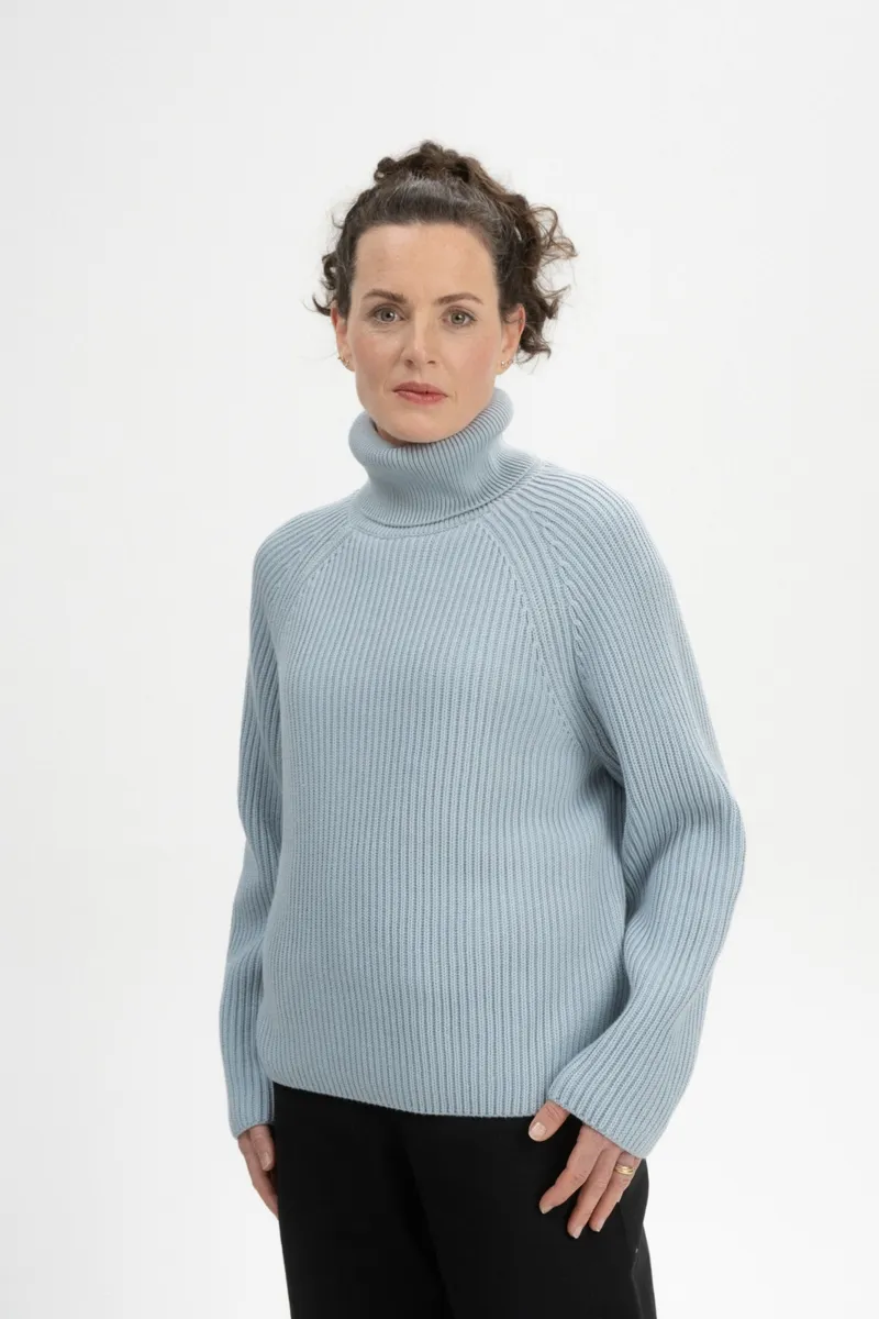 MELA MELA Damen vegan Strickpullover Rippen-Rollkragen Chirha Cloudy Blue, Hellblau, – Produktbild 2 von 2