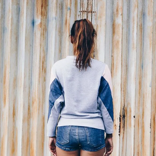The Driftwood Tales The Driftwood Tales Sweatshirt aus Bio-Baumwolle, Bio-Restmaterial und gewöhnlichen Resttextilien, Grau - roza - denim sweat, – Produktbild 3 von 4